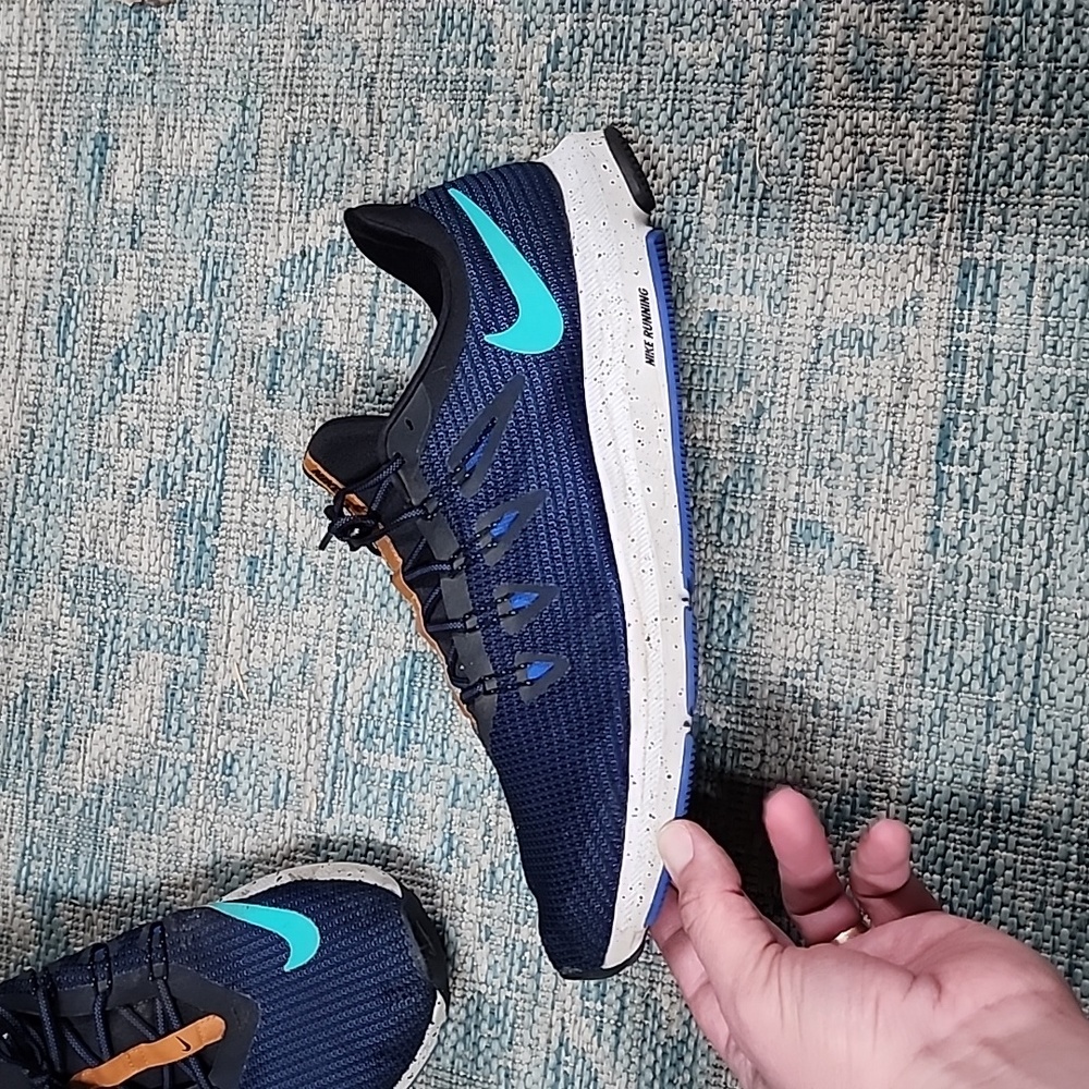 Nike running shoe - Picture 2 of 7